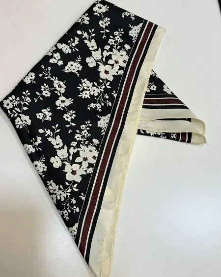 Pañuelo Triangular Estampado Floral Negro