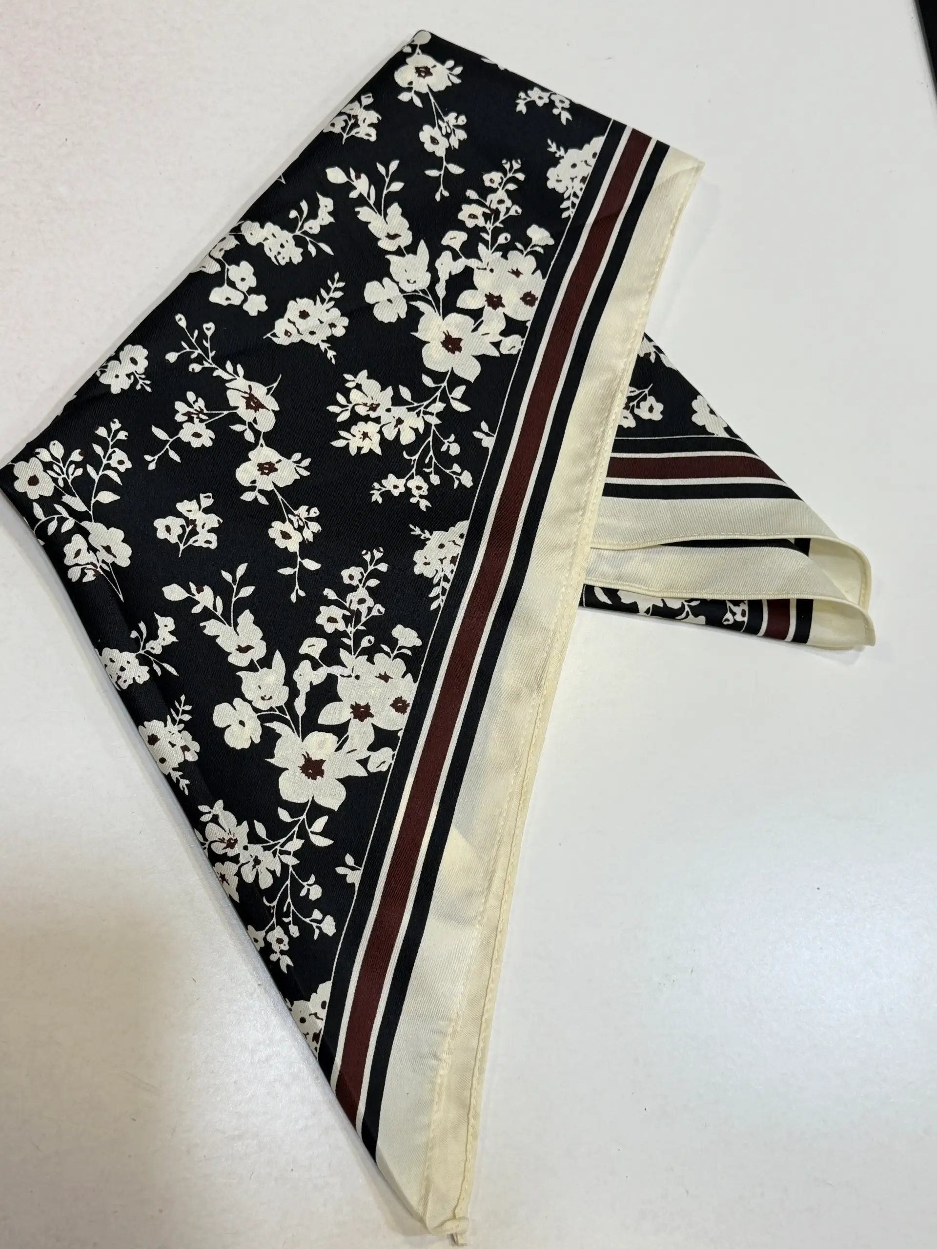 Pañuelo Triangular Estampado Floral Negro