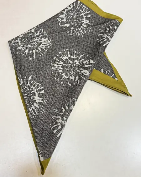 Pañuelo Triangular Gris