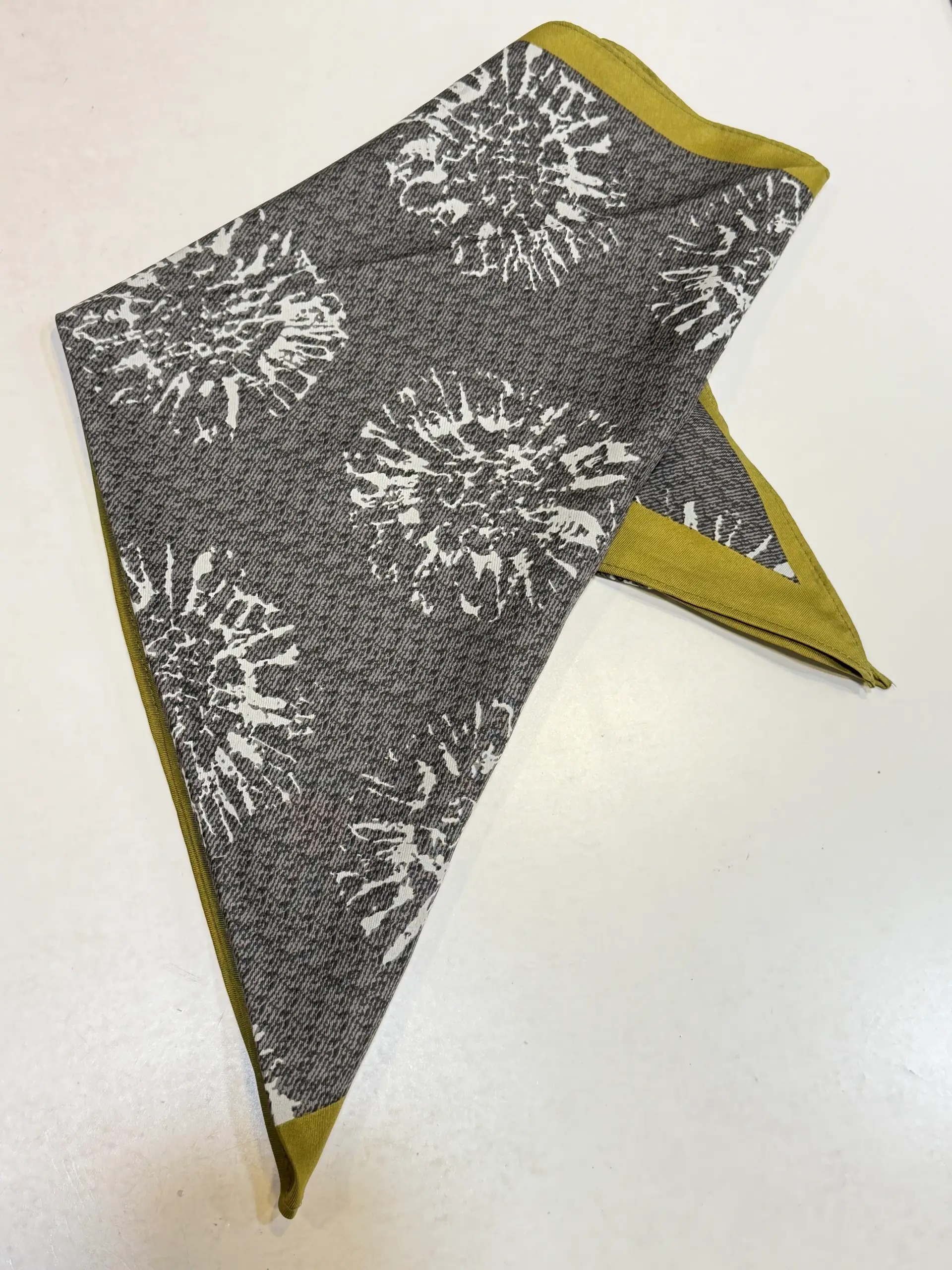 Pañuelo Triangular Gris